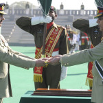 جنرل کیانی نے کمانڈ کی ''علامتی چھڑی'' فوج کے نئے سربراہ جنرل راحیل شریف کے حوالے کی