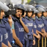 ڈھاکا میں اپوزیشن جماعتوں کے اتوار کو ہونے والے ملین مارچ کو ناکام بنانے کے لیے اپنے کارکنان کو پولیس وردیاں پہنا کر مسلح کر دیا