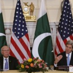 امریکی وزیر خارجہ جان کیری اور پاکستانی وزیر اعظم کے مشیر برائے قومی سلامتی و امور خارجہ سرتاج عزیز