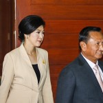 تھائی لینڈ کی وزیر اعظم ینگ لک اور الیکشن کمشنر