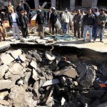 مصر کے دارالحکومت قاہرہ میں پولیس ہیڈ کوارٹر پر کار بم دھماکہ کے بعد گڑھا پڑا ہوا ہے