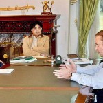 وزیر اعظم نواز شریف  موجودہ صورتحال پر عرفان صدیقی سے گفتگو کررہے ہیں اور چودھری نثار بھی موجود ہیں