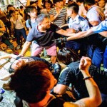 ہانگ کانگ میں مظاہرین کی پولیس سے جھڑپیں