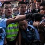 ہانگ کانگ میں پولیس اور مظاہرین کے درمیان جھڑپیں