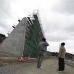 جاپان ساحل سمندر کے ساتھ ایک 250 میل لمبی کنکریٹ کی ایسی آہنی دیوار کھڑی کی جائے کہ سمندر کی لہریں شہروں میں داخل نہ ہو سکیں