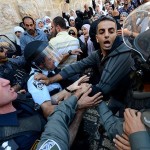 اسرائیلی فوج اور پولیس کی جانب سے نمازیوں کو مسجد اقصی میں آنے سے روکنے کے خلاف نماز جمعہ کے بعد ہزاروں افراد نے قبلہ اول کے باہر احتجاجی مظاہرہ کیا