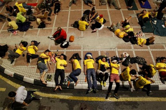 ملائیشیا کے وزیر اعظم نجیب رازاق کی برطرفی کے لیے دارالحکومت میں 2 لاکھ سے زائد شہریوں نے سڑکوں پر دھرنا دیا اور رات گھروں کو بجائے سڑکوں پر ہی سو گئے