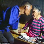 48 سالہ Chen Xinyin کھانا پکا کر اسے دانتوں میں دبا کر اپنی والدہ کو پیش کرتے ہیں۔