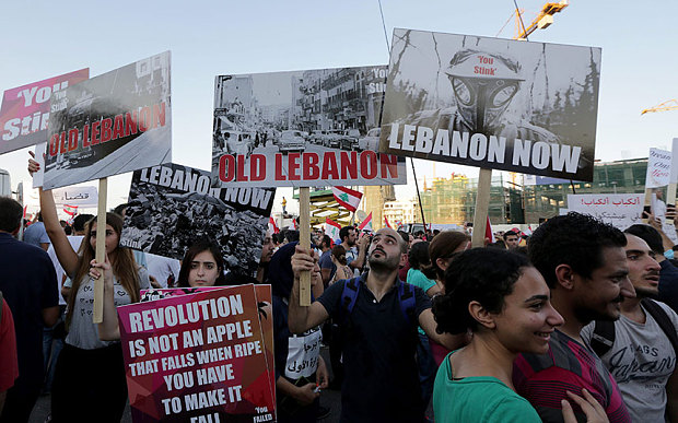 لبنان کے دارالحکومت بیروت میں ہزاروں افراد حکومت کی کرپشن اور اس کے غیر موثر ہونے کے خلاف احتجاجی مظاہرے میں شریک ہیں۔