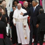 اینڈریوز ایئر فورس بیس پر پوپ فرانسس کا استقبال امریکی صدر باراک اوباما اور خاتون اول مشیل اوباما نے کیا