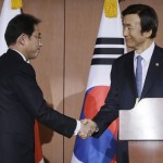 جاپانی وزیر خارجہ نے وزیر اعظم فومیو کشیدا  اور جنوبی کوریا کے وزیر خارجہ یون بیونگ سے مشترکہ کانفرنس کرتے ہوئے