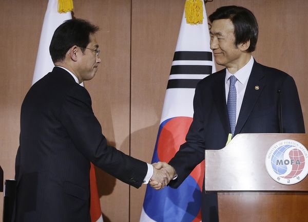 جاپانی وزیر خارجہ نے وزیر اعظم فومیو کشیدا  اور جنوبی کوریا کے وزیر خارجہ یون بیونگ سے مشترکہ کانفرنس کرتے ہوئے