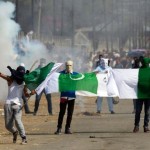 مظاہرین نے بھارت کے خلاف اور آزادی کے حق میں نعرے لگائے اور مختلف مقامات پر پاکستانی پرچم بھی لہرایا