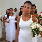 دلہنیں اپنے قیدی شوہروں سے شادی کے لیے سفید رنگ کے روایتی شادی کے ملبوسات پہن کر جیل میں آئیں
