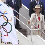 اولمپک پرچم ود ٹوکیو گورنر یوریکو کوئیکے کی ہندا ایئر پورٹ پر آمد