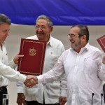 کولمبیا کے صدر جان مینول سناٹوس اور فارک باغی کے سربراہ ٹمولیون جمینز