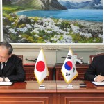 جنوبی کوریا میں تعینات جاپان کے ایمبسیڈر یاگوماسا ناگامین اور جنوبی کوریا کے وزیر دفاع  ہان من  کو   نے دستخط کیے