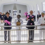 امریکی صدر باراک اوباما اور جاپانی وزیر اعظم  شنزو آبے نے دوسری جنگ عظیم میں مرنے والوں کی یادگار پر پھول چڑھائے