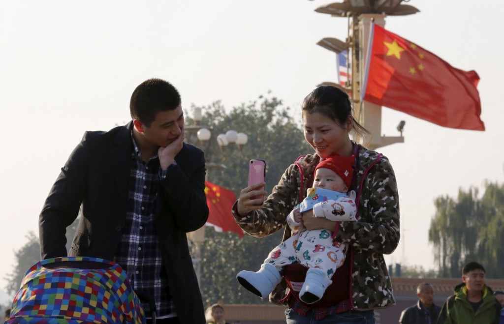 چینی حکومت نے ایک بچہ پالیسی ختم کر کے دوسرے بچے کی پیدائش کی اجازت دے دی