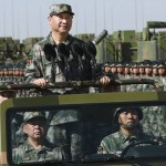 فوجی لباس پہنے صدر شِی جِن پِنگ نے گزشتہ روز ایک فوجی گاڑی پر سوار ہو کر 12 ہزار فوجیوں کی پریڈ کا معائنہ کیا