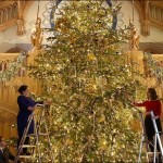 برطانیہ کے شاہی محل وِنڈسرکیسل میں گزشتہ روز کرسمس ٹری سجایا گیا جو 20 فٹ اونچا ہے