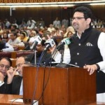 قومی اسمبلی کے اجلاس کے دوران وزیر خزانہ مفتاح اسماعیل 19-2018ء کا بجٹ پیش کرتے ہوئے