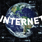 انٹرنیٹ کی تاریخ زیادہ پرانی نہیں ہے۔ صرف 55 سال پہلے کی بات ہے یعنی 1962ء میں J.C.R. or "Lick" نامی سائنسدان تھے جنہوں نے اس کی بنیاد Network called Intergalactic بنا کر رکھی