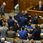 روس اور یوکرائن میں تنائو کے باعث یوکرائنی صدر کی تجویز پر ملک کے مخصوص علاقوں میں 30 دن کے لیے مارشل لا لگا دیا گیا