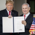 امریکی صدر ڈونلڈ ٹرمپ  گولان کی پہاڑی علاقے کو اسرائیل کا حصہ قرار دینے کے فرمان کو دستخط کر کے وزیر اعظم نیتن یاہو کو پیش کرتے ہوئے