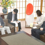 جاپانی وزیر خارجہ تارو کونو تجارتی تنازع پر جنوبی کوریا کے سفیر نام گوان پیو سے گفتگو کررہے ہیں