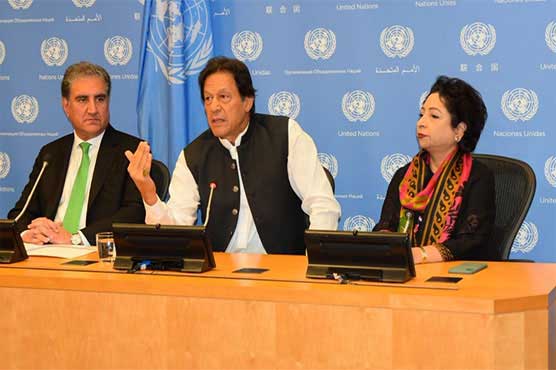 نیو یارک میں وزیراعظم عمران خان, وزیر خارجہ شاہ محمود قریشی اور اقوام متحدہ میں پاکستانی مندوب ملیحہ لودھی کے ہمرا نیوز کانفرنس کرتے ہوئے