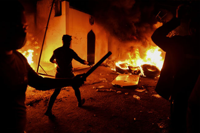 مشتعل افراد نے جنوبی شہر نجف میں ایرانی قونصلیٹ کو آگ لگا دی