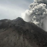آتش فشاں پھٹنے سے راکھ 5 ہزار میٹر یعنی 16 ہزار فٹ تک فضا میں بلند ہوئی