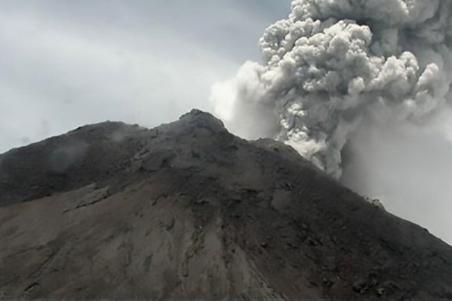 آتش فشاں پھٹنے سے راکھ 5 ہزار میٹر یعنی 16 ہزار فٹ تک فضا میں بلند ہوئی
