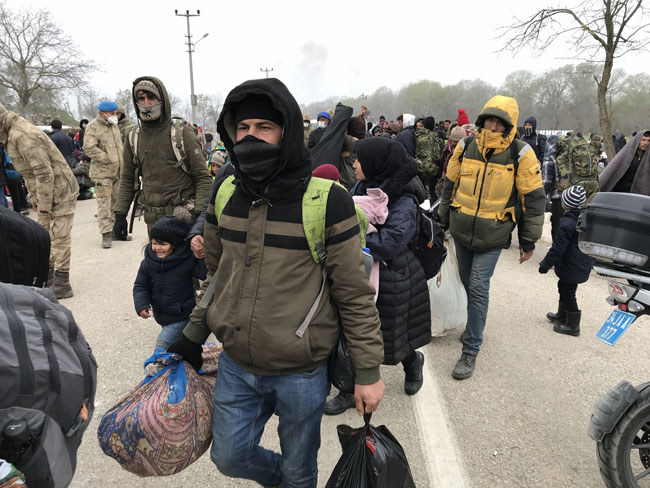 مہاجرین کا یونان کی سرحد پر طویل انتظار کے بعد واپسی کا فیصلہ