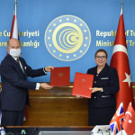 ترکی کے وزیر تجارت روہسر پیکان اور ترکی میں برطانوی سفیر ڈومینک چِلکوٹ نے اس معاہدے پر دستخط کیے