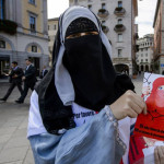 سات مارچ کو چہرے کا مکمل نقاب اور برقعے پر پابندی کے حوالے سے ہونے والے ریفرنڈم کو مسترد کرنے کے لیے ووٹ دیں