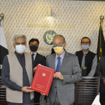 پاکستان میں جاپان کے سفیر متسوڈا کونینوری اور سیکریٹری برائے اقتصادی امور نور احمد نے دستخط کیے