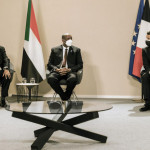 فرانسیسی صدر عمانویل ماکروں سوڈان کے وزیر اعظم عبداللہ حمدوک اور فوجی حکمران جنرل عبدالفتاح برہان کے ساتھ تقریب میں شریک ہیں