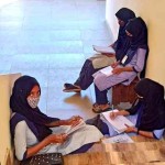 باحجاب مسلمان طالبات کالج کی سیڑھیوں، راہداریوں اور برآمدوں میں شدید سردی میں زمین پر بیٹھی مطالعہ کر ہی ہے