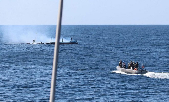 خلیج عمان سے ایک ایسی کشتی پکڑی ہے جو دھماکہ خیز مواد کی تیاری میں استعمال ہونے والی یوریا کھاد لے جا رہی تھی